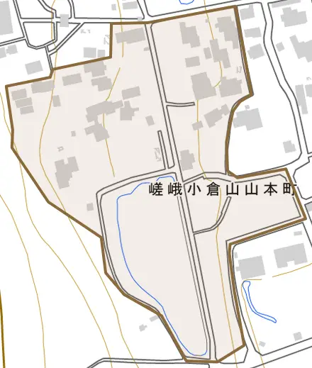 嵯峨小倉山山本町とその周辺の地図。町の範囲を重ねている