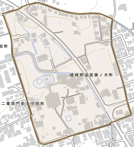 嵯峨釈迦堂藤ノ木町とその周辺の地図。町の範囲を重ねている