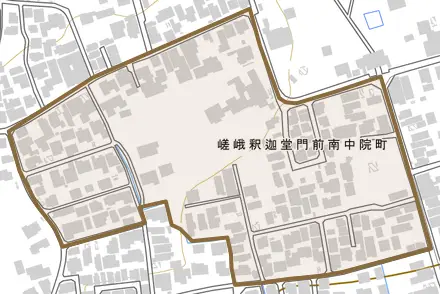 嵯峨釈迦堂門前南中院町とその周辺の地図。町の範囲を重ねている