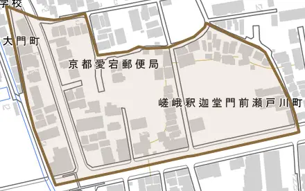 嵯峨釈迦堂門前瀬戸川町とその周辺の地図。町の範囲を重ねている
