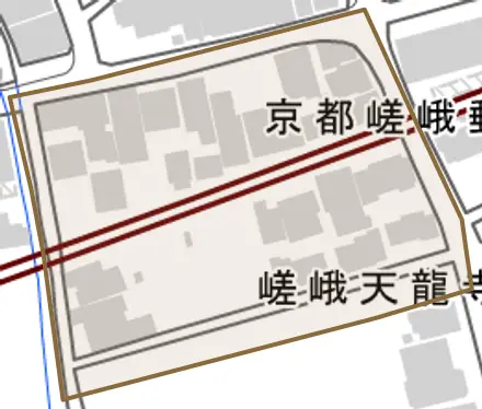 嵯峨天龍寺龍門町とその周辺の地図。町の範囲を重ねている