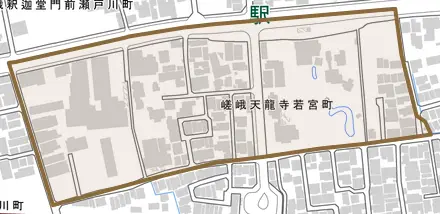 嵯峨天龍寺若宮町とその周辺の地図。町の範囲を重ねている