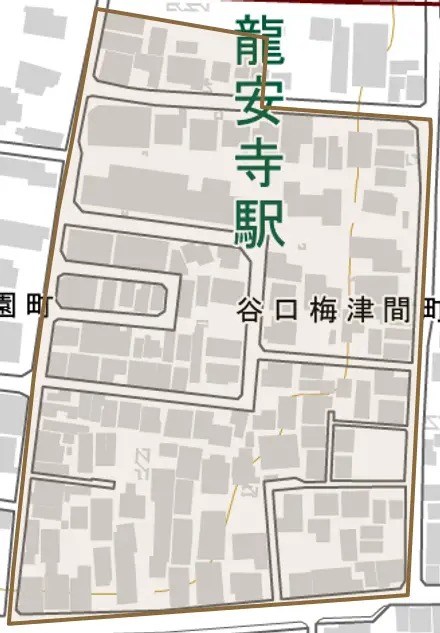 谷口梅津間町とその周辺の地図。町の範囲を重ねている