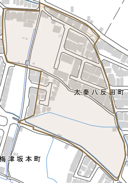 太秦八反田町とその周辺の地図。町の範囲を重ねている