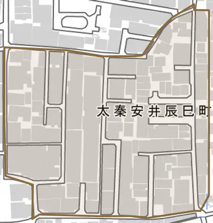 太秦安井辰巳町とその周辺の地図。町の範囲を重ねている