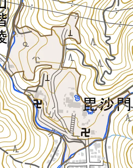 安朱稲荷山町とその周辺の地図。町の範囲を重ねている