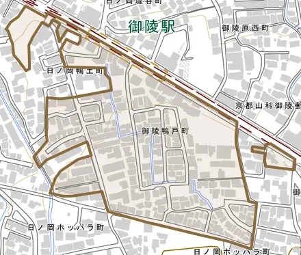 御陵鴨戸町とその周辺の地図。町の範囲を重ねている