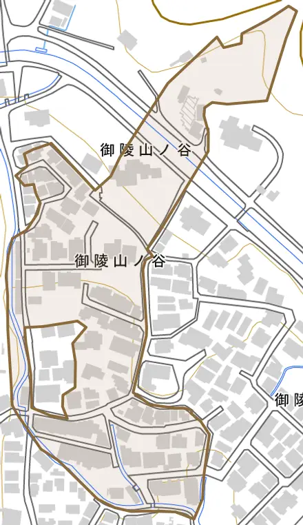 御陵山ノ谷とその周辺の地図。町の範囲を重ねている