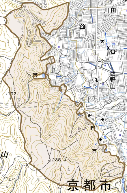 西野山岩ケ谷町とその周辺の地図。町の範囲を重ねている