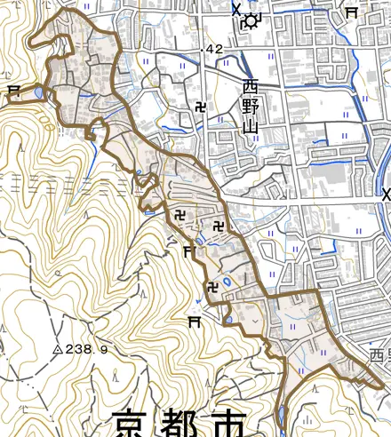 西野山桜ノ馬場町とその周辺の地図。町の範囲を重ねている