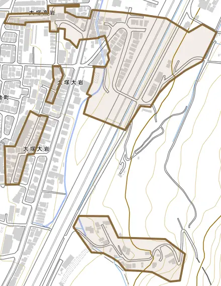 大塚大岩とその周辺の地図。町の範囲を重ねている