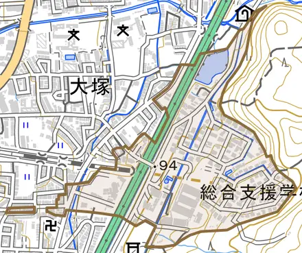 大塚高岩とその周辺の地図。町の範囲を重ねている