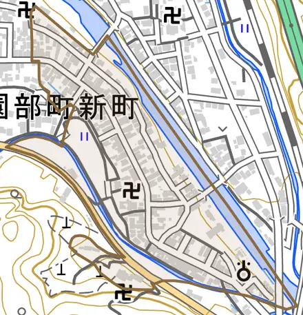 園部町新町とその周辺の地図。町の範囲を重ねている