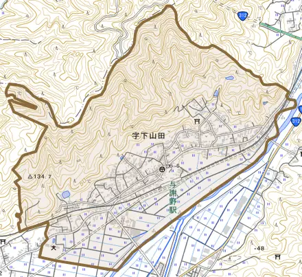字下山田とその周辺の地図。町の範囲を重ねている