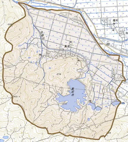 真泥とその周辺の地図。町の範囲を重ねている