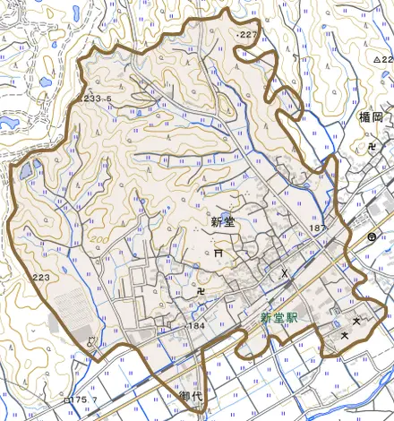 新堂とその周辺の地図。町の範囲を重ねている