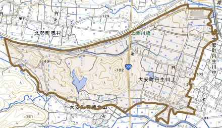 大安町丹生川上とその周辺の地図。町の範囲を重ねている