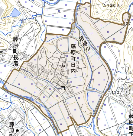 藤原町日内とその周辺の地図。町の範囲を重ねている