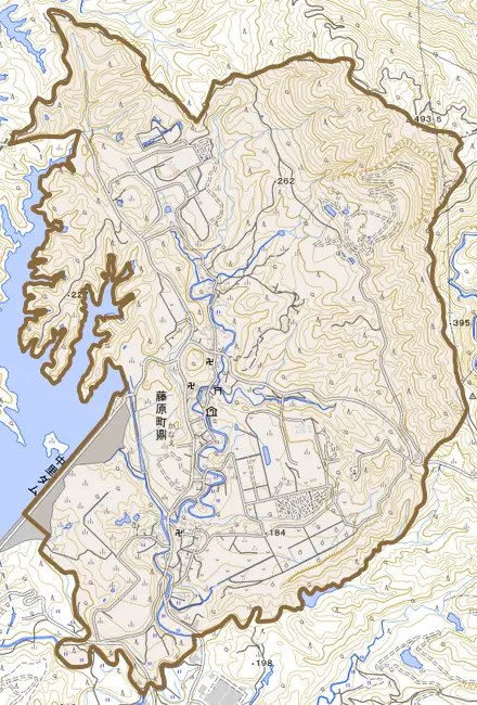 藤原町鼎とその周辺の地図。町の範囲を重ねている
