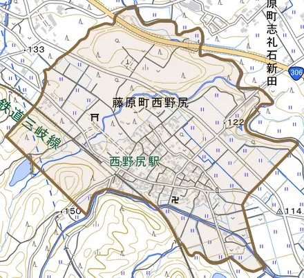 藤原町西野尻とその周辺の地図。町の範囲を重ねている