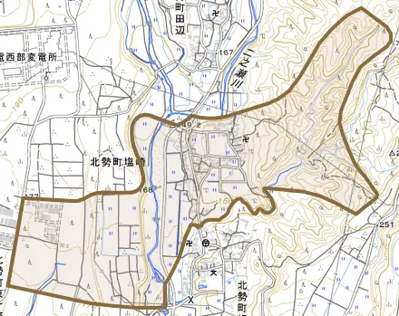 北勢町塩崎とその周辺の地図。町の範囲を重ねている