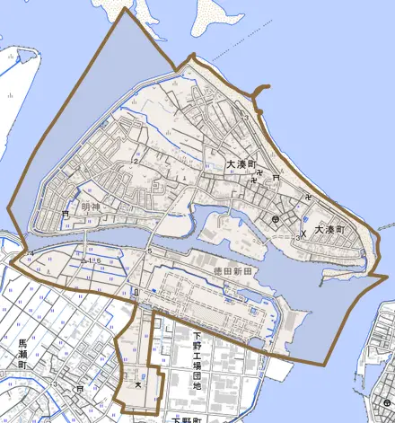 大湊町とその周辺の地図。町の範囲を重ねている