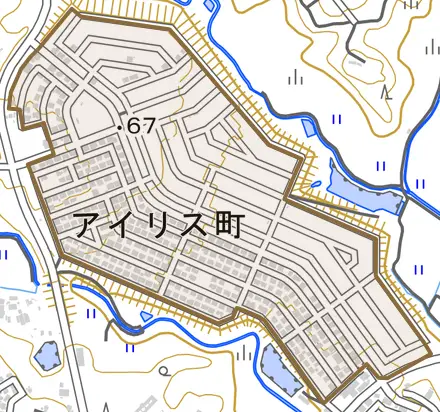 アイリス町とその周辺の地図。町の範囲を重ねている