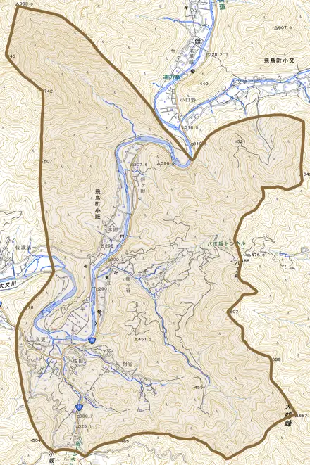 飛鳥町小阪とその周辺の地図。町の範囲を重ねている