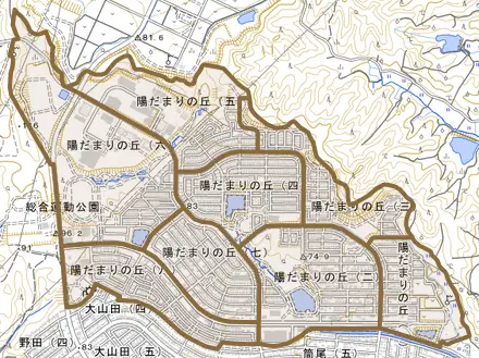 陽だまりの丘とその周辺の地図。町の範囲を重ねている