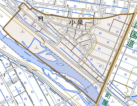 大字小泉とその周辺の地図。町の範囲を重ねている