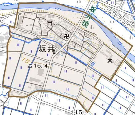 大字坂井とその周辺の地図。町の範囲を重ねている