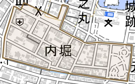 内堀とその周辺の地図。町の範囲を重ねている