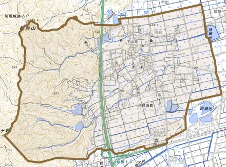 小阿坂町とその周辺の地図。町の範囲を重ねている