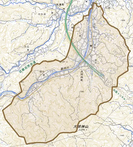 大河内町とその周辺の地図。町の範囲を重ねている