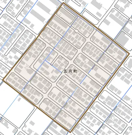 五月町とその周辺の地図。町の範囲を重ねている