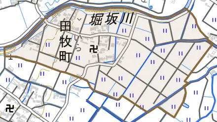 田牧町とその周辺の地図。町の範囲を重ねている