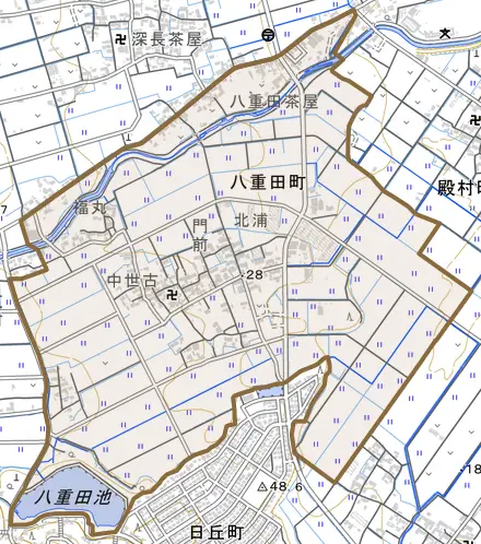 八重田町とその周辺の地図。町の範囲を重ねている