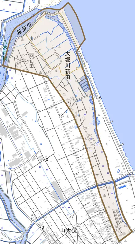 大字大堀川新田とその周辺の地図。町の範囲を重ねている