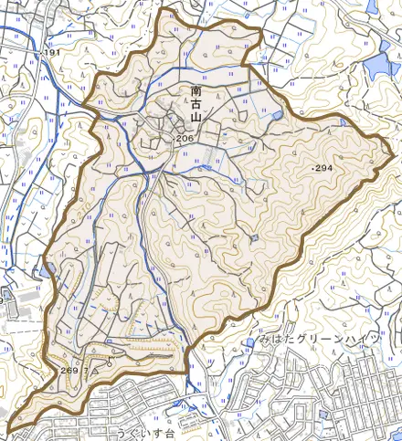 南古山とその周辺の地図。町の範囲を重ねている
