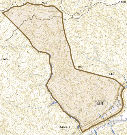 御棟とその周辺の地図。町の範囲を重ねている