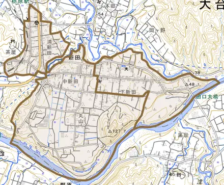 新田とその周辺の地図。町の範囲を重ねている