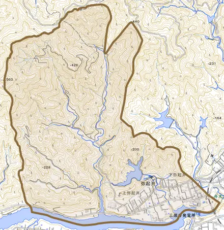 弥起井とその周辺の地図。町の範囲を重ねている
