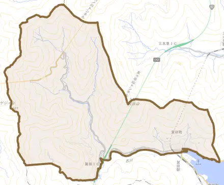 賀田町とその周辺の地図。町の範囲を重ねている