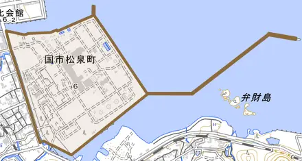 国市松泉町とその周辺の地図。町の範囲を重ねている