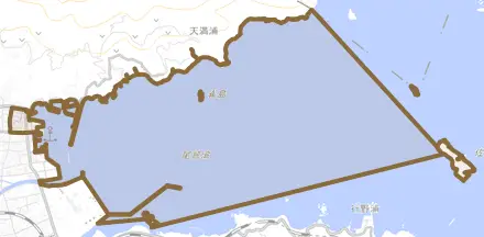 港町とその周辺の地図。町の範囲を重ねている