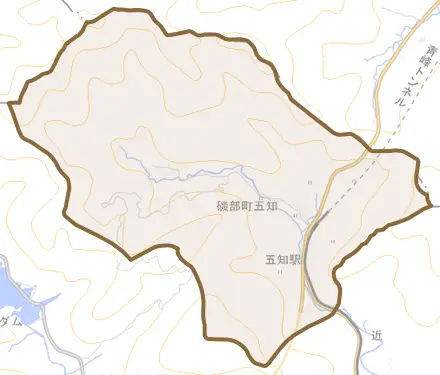 磯部町五知とその周辺の地図。町の範囲を重ねている