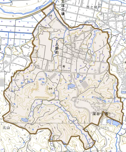 八野町とその周辺の地図。町の範囲を重ねている