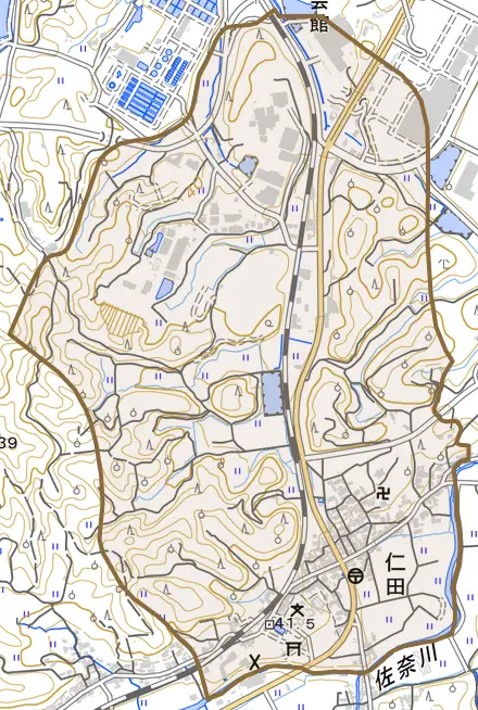 仁田とその周辺の地図。町の範囲を重ねている