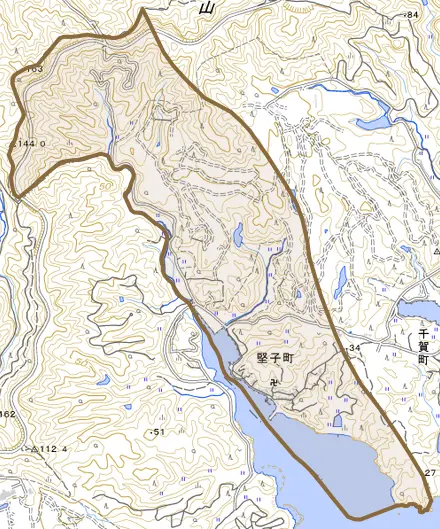 堅子町とその周辺の地図。町の範囲を重ねている
