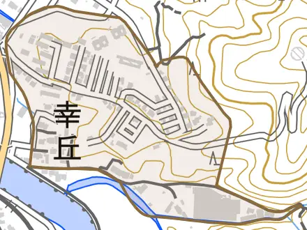 幸丘とその周辺の地図。町の範囲を重ねている